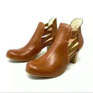 Fidji Booties Leather Elastic Cut Outs Heel 9